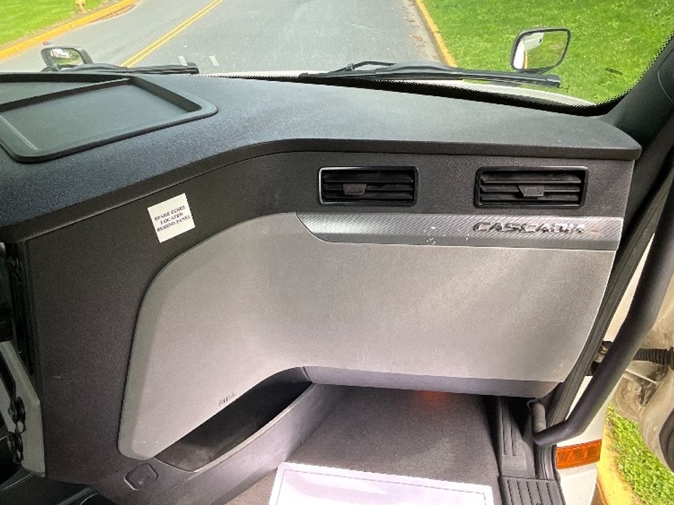 Day Cab Tractor-Heavy Duty Tractors-Freightliner-2019-T12664ST-Reading-PA-692,429\n\t\tmiles-$ 26,750 - Image 13