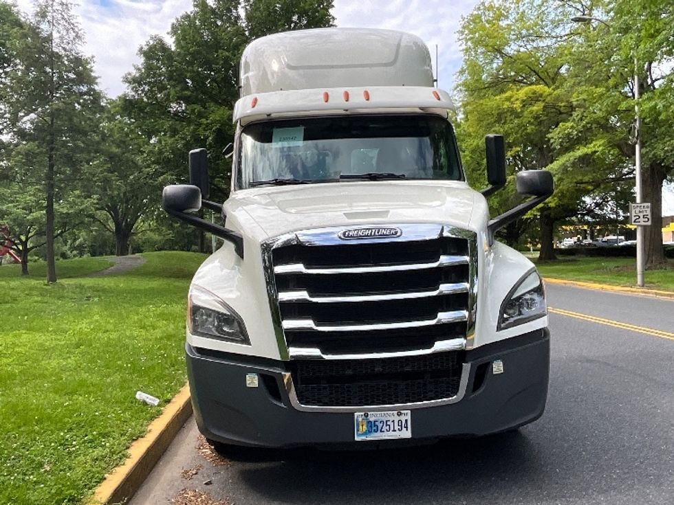 Day Cab Tractor-Heavy Duty Tractors-Freightliner-2019-T12664ST-Reading-PA-692,429\n\t\tmiles-$ 26,750 - Image 2