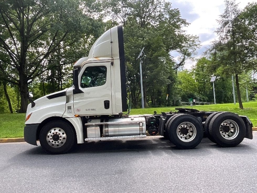 Day Cab Tractor-Heavy Duty Tractors-Freightliner-2019-T12664ST-Reading-PA-692,429\n\t\tmiles-$ 26,750 - Image 4