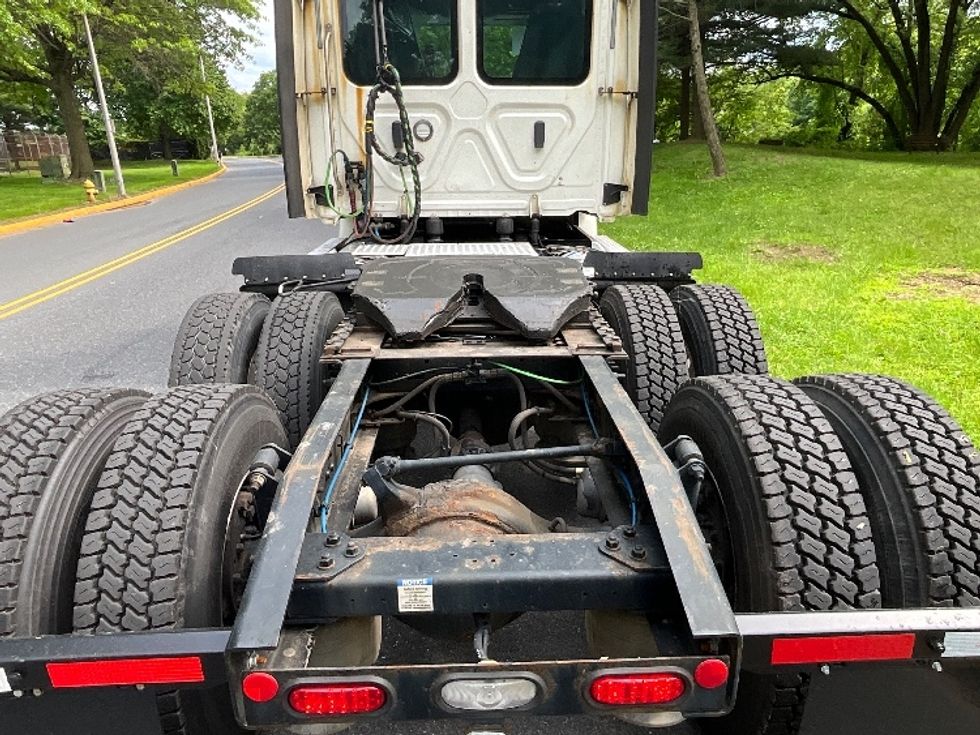 Day Cab Tractor-Heavy Duty Tractors-Freightliner-2019-T12664ST-Reading-PA-692,429\n\t\tmiles-$ 26,750 - Image 6
