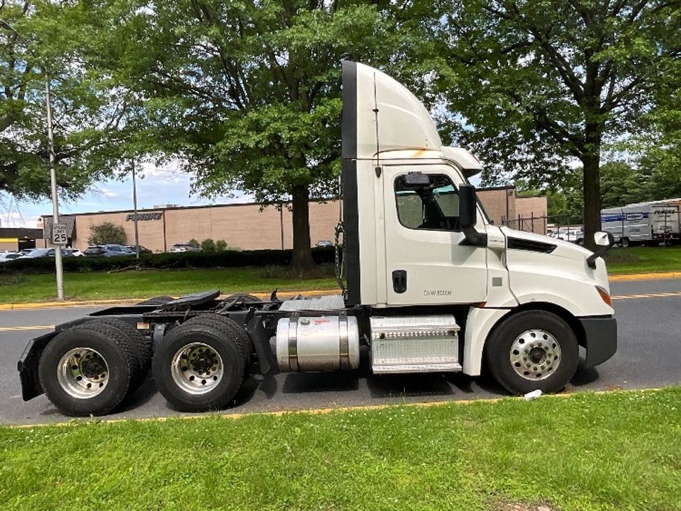 Day Cab Tractor-Heavy Duty Tractors-Freightliner-2019-T12664ST-Reading-PA-692,429\n\t\tmiles-$ 26,750 - Image 8