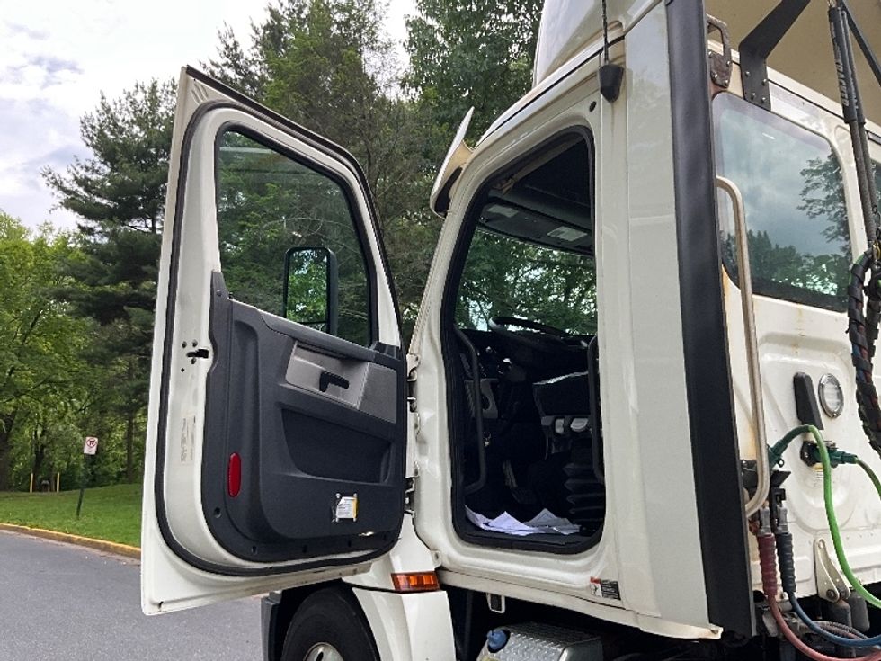 Day Cab Tractor-Heavy Duty Tractors-Freightliner-2019-T12664ST-Reading-PA-692,429\n\t\tmiles-$ 26,750 - Image 9
