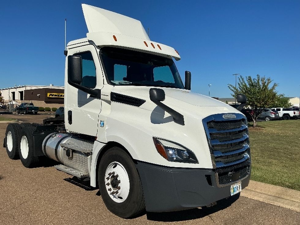 Day Cab Tractor-Heavy Duty Tractors-Freightliner-2019-T12664ST-Richland-MS-303,151\n\t\tmiles-$ 51,750 - Image 1