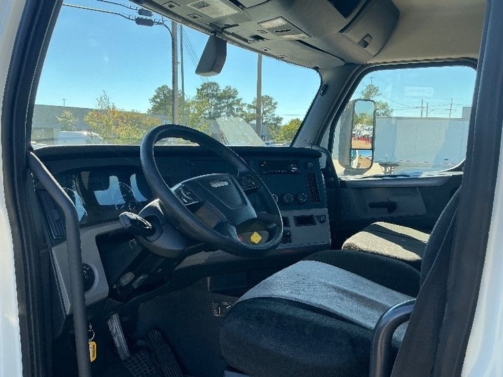 Day Cab Tractor-Heavy Duty Tractors-Freightliner-2019-T12664ST-Richland-MS-303,151\n\t\tmiles-$ 51,750 - Image 10