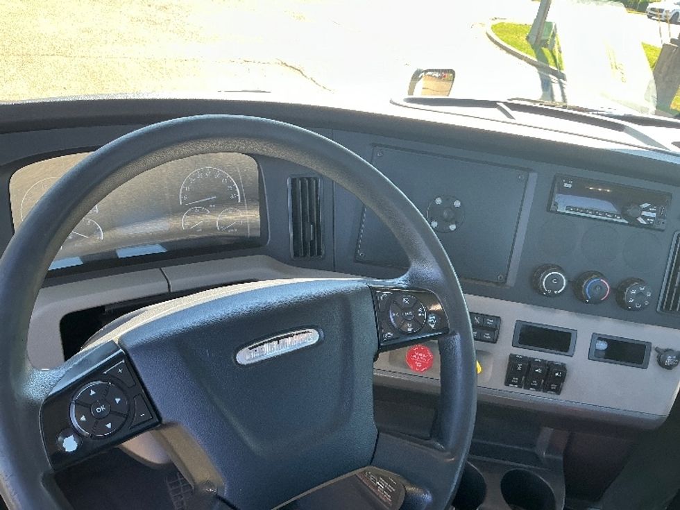 Day Cab Tractor-Heavy Duty Tractors-Freightliner-2019-T12664ST-Richland-MS-303,151\n\t\tmiles-$ 51,750 - Image 11