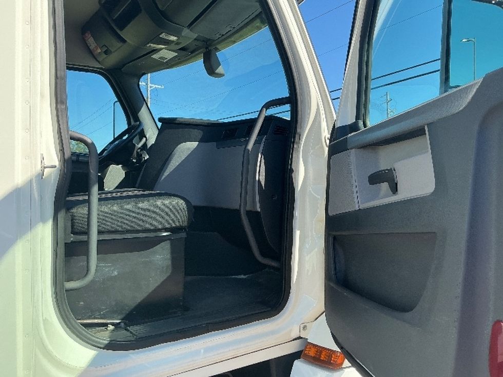 Day Cab Tractor-Heavy Duty Tractors-Freightliner-2019-T12664ST-Richland-MS-303,151\n\t\tmiles-$ 51,750 - Image 12