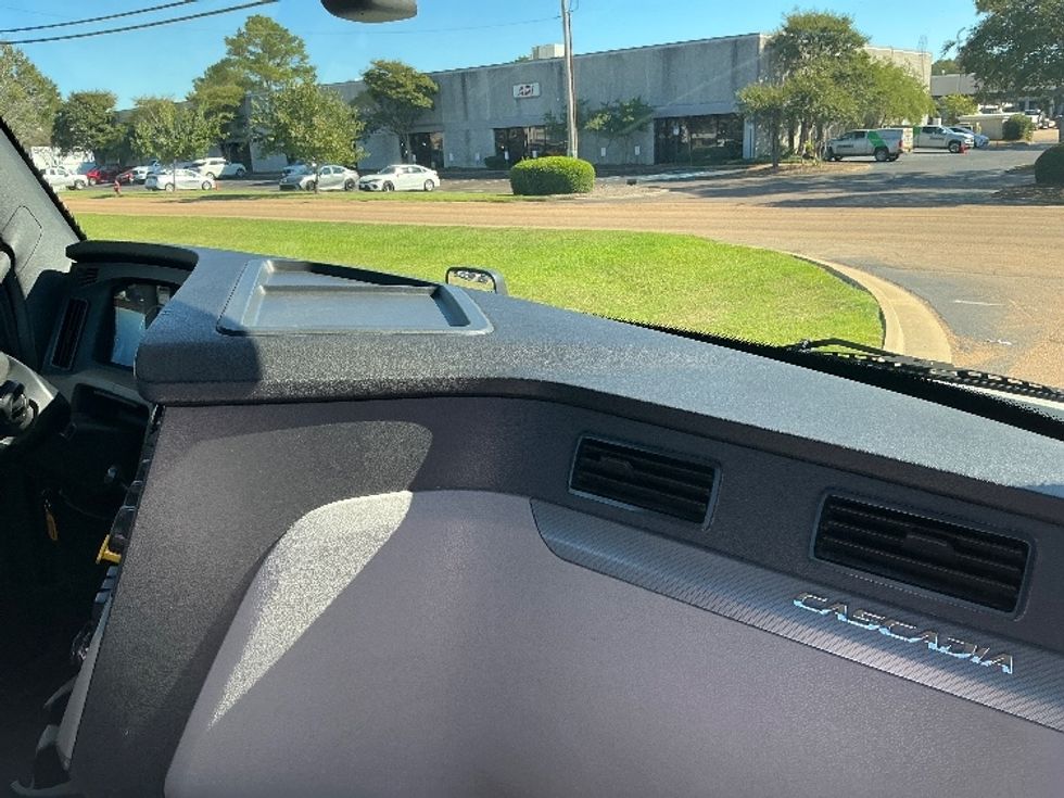 Day Cab Tractor-Heavy Duty Tractors-Freightliner-2019-T12664ST-Richland-MS-303,151\n\t\tmiles-$ 51,750 - Image 13