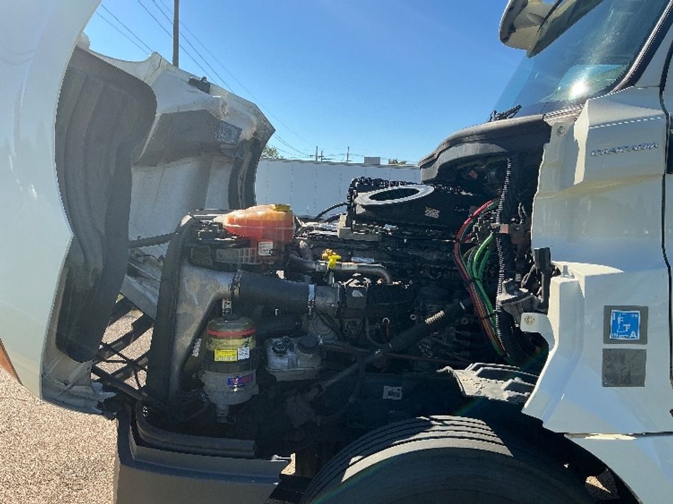 Day Cab Tractor-Heavy Duty Tractors-Freightliner-2019-T12664ST-Richland-MS-303,151\n\t\tmiles-$ 51,750 - Image 16