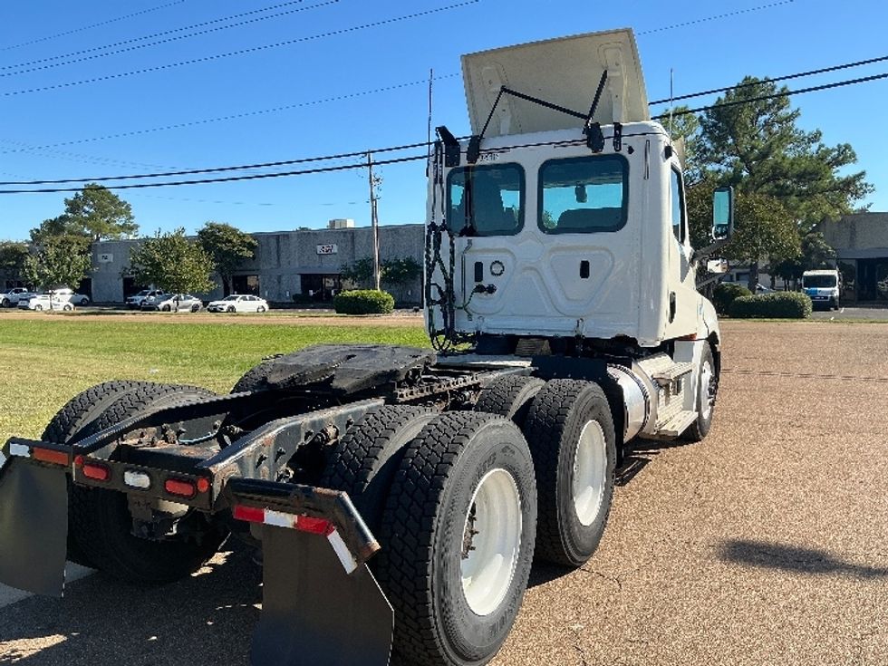 Day Cab Tractor-Heavy Duty Tractors-Freightliner-2019-T12664ST-Richland-MS-303,151\n\t\tmiles-$ 51,750 - Image 7