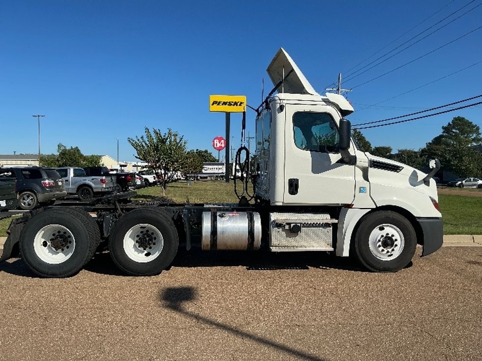 Day Cab Tractor-Heavy Duty Tractors-Freightliner-2019-T12664ST-Richland-MS-303,151\n\t\tmiles-$ 51,750 - Image 8