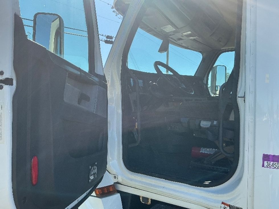 Day Cab Tractor-Heavy Duty Tractors-Freightliner-2019-T12664ST-Richland-MS-303,151\n\t\tmiles-$ 51,750 - Image 9