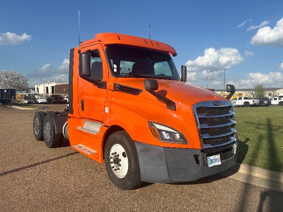 Day Cab Tractor-Heavy Duty Tractors-Freightliner-2019-T12664ST-Richland-MS-318,524\n\t\tmiles-$ 45,500 - Image 1
