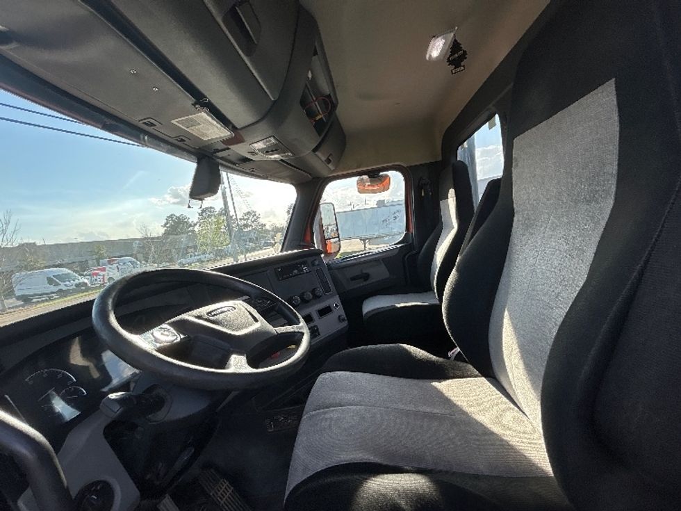 Day Cab Tractor-Heavy Duty Tractors-Freightliner-2019-T12664ST-Richland-MS-318,524\n\t\tmiles-$ 45,500 - Image 10
