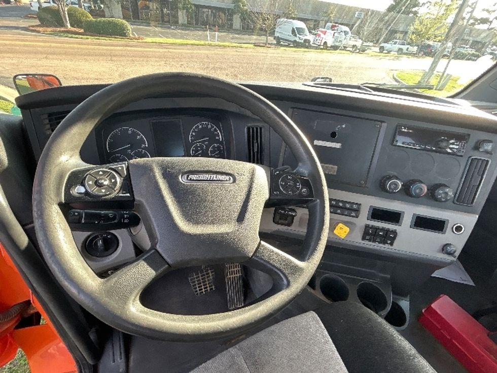 Day Cab Tractor-Heavy Duty Tractors-Freightliner-2019-T12664ST-Richland-MS-318,524\n\t\tmiles-$ 45,500 - Image 11