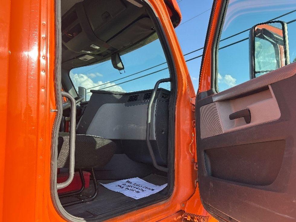 Day Cab Tractor-Heavy Duty Tractors-Freightliner-2019-T12664ST-Richland-MS-318,524\n\t\tmiles-$ 45,500 - Image 12