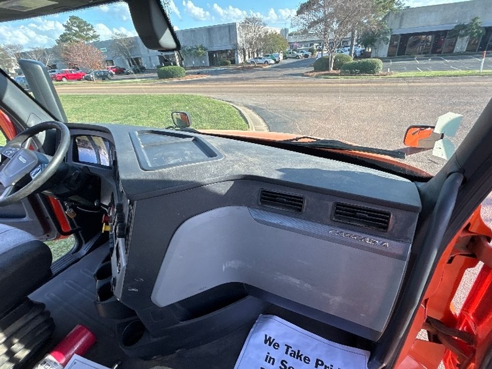 Day Cab Tractor-Heavy Duty Tractors-Freightliner-2019-T12664ST-Richland-MS-318,524\n\t\tmiles-$ 45,500 - Image 13