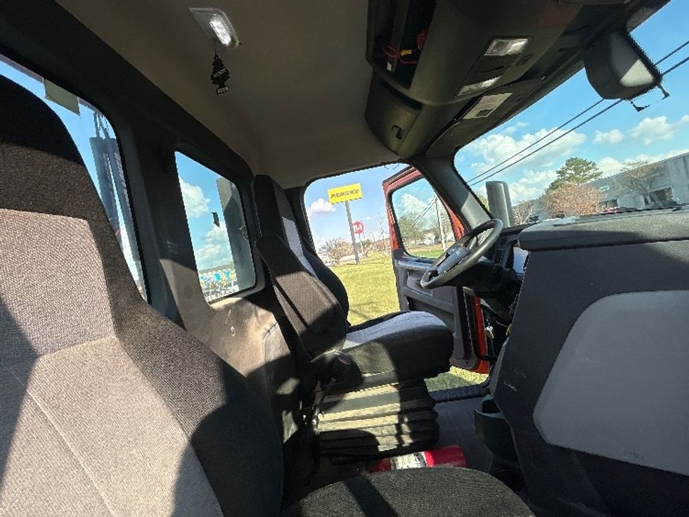 Day Cab Tractor-Heavy Duty Tractors-Freightliner-2019-T12664ST-Richland-MS-318,524\n\t\tmiles-$ 45,500 - Image 14
