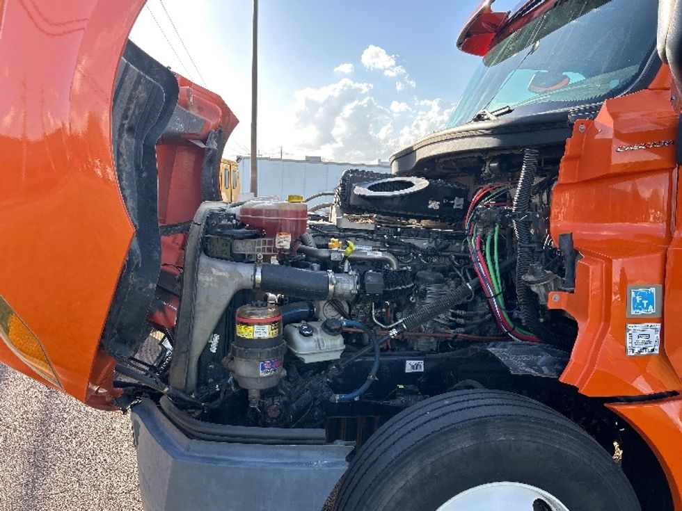 Day Cab Tractor-Heavy Duty Tractors-Freightliner-2019-T12664ST-Richland-MS-318,524\n\t\tmiles-$ 45,500 - Image 16