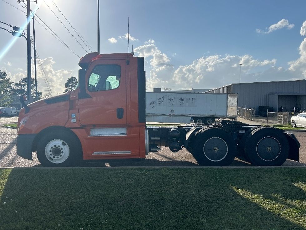 Day Cab Tractor-Heavy Duty Tractors-Freightliner-2019-T12664ST-Richland-MS-318,524\n\t\tmiles-$ 45,500 - Image 4