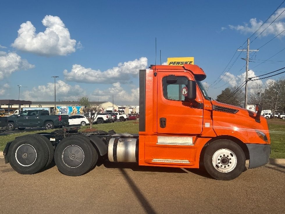 Day Cab Tractor-Heavy Duty Tractors-Freightliner-2019-T12664ST-Richland-MS-318,524\n\t\tmiles-$ 45,500 - Image 8