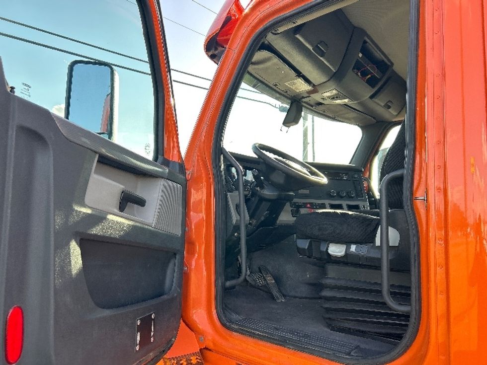 Day Cab Tractor-Heavy Duty Tractors-Freightliner-2019-T12664ST-Richland-MS-318,524\n\t\tmiles-$ 45,500 - Image 9