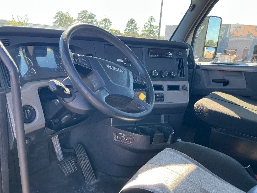 Day Cab Tractor-Heavy Duty Tractors-Freightliner-2019-T12664ST-Richland-MS-372,714\n\t\tmiles-$ 47,750 - Image 10