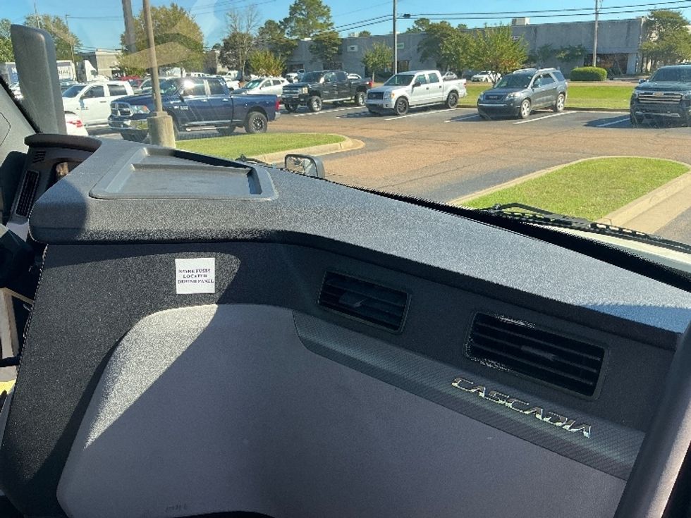 Day Cab Tractor-Heavy Duty Tractors-Freightliner-2019-T12664ST-Richland-MS-372,714\n\t\tmiles-$ 47,750 - Image 13