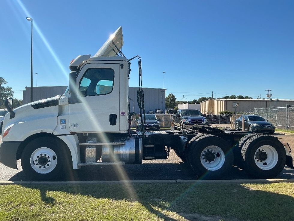 Day Cab Tractor-Heavy Duty Tractors-Freightliner-2019-T12664ST-Richland-MS-372,714\n\t\tmiles-$ 47,750 - Image 4