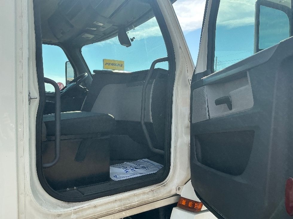 Day Cab Tractor-Heavy Duty Tractors-Freightliner-2019-T12664ST-Richland-MS-407,186\n\t\tmiles-$ 46,500 - Image 12