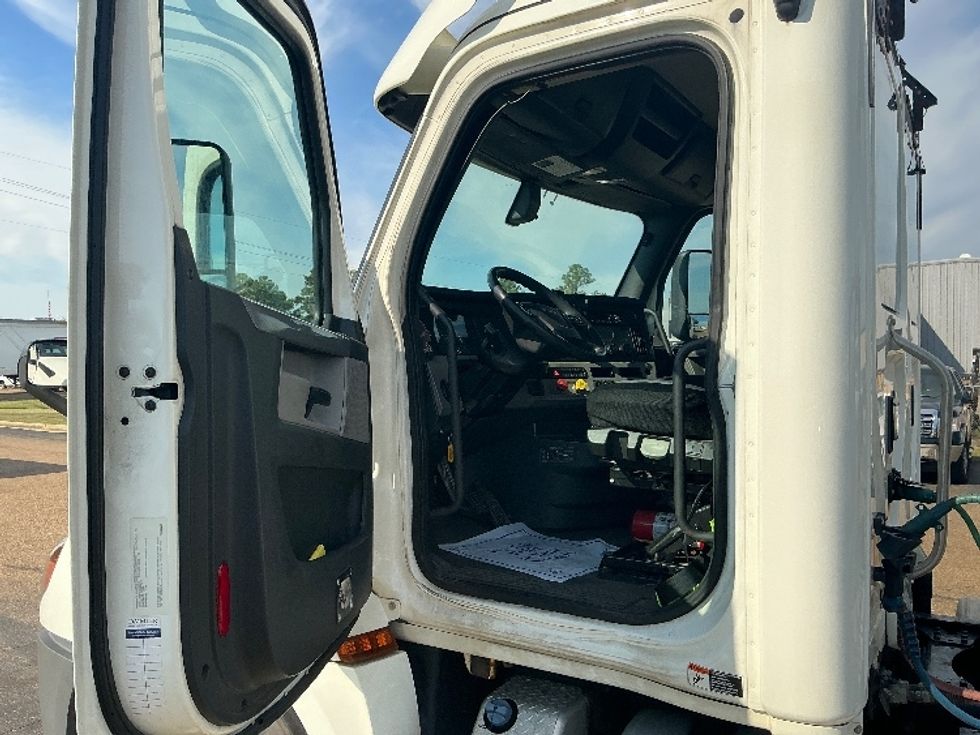 Day Cab Tractor-Heavy Duty Tractors-Freightliner-2019-T12664ST-Richland-MS-407,186\n\t\tmiles-$ 46,500 - Image 9