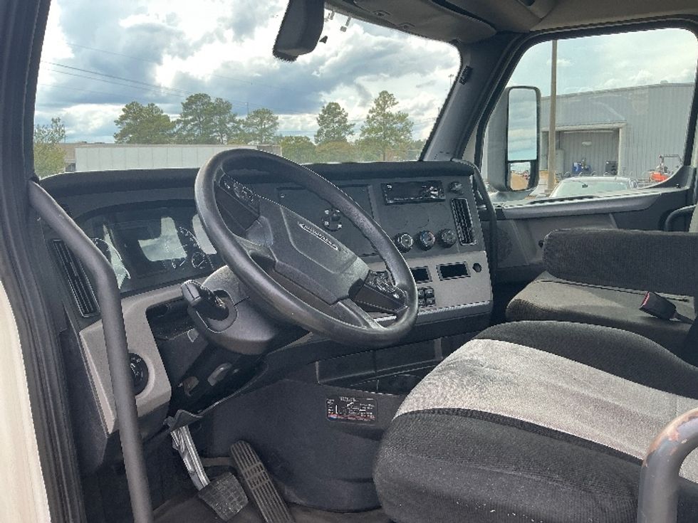 Day Cab Tractor-Heavy Duty Tractors-Freightliner-2019-T12664ST-Richland-MS-429,354\n\t\tmiles-$ 44,500 - Image 10
