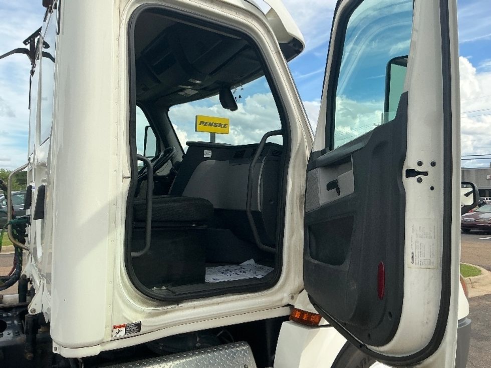 Day Cab Tractor-Heavy Duty Tractors-Freightliner-2019-T12664ST-Richland-MS-429,354\n\t\tmiles-$ 44,500 - Image 12