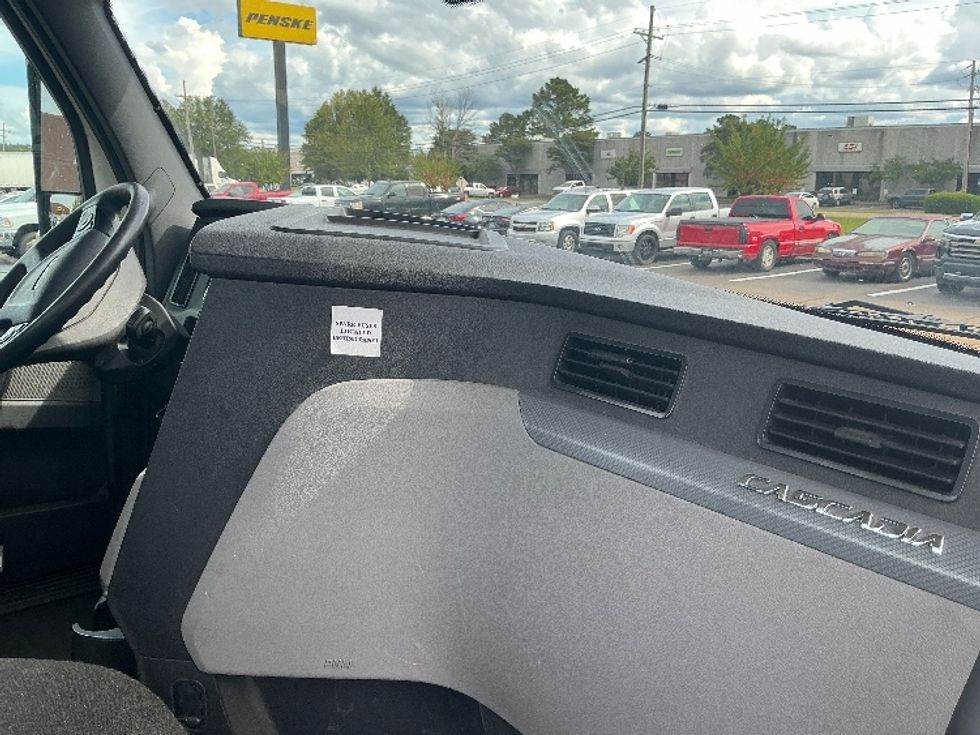 Day Cab Tractor-Heavy Duty Tractors-Freightliner-2019-T12664ST-Richland-MS-429,354\n\t\tmiles-$ 44,500 - Image 13