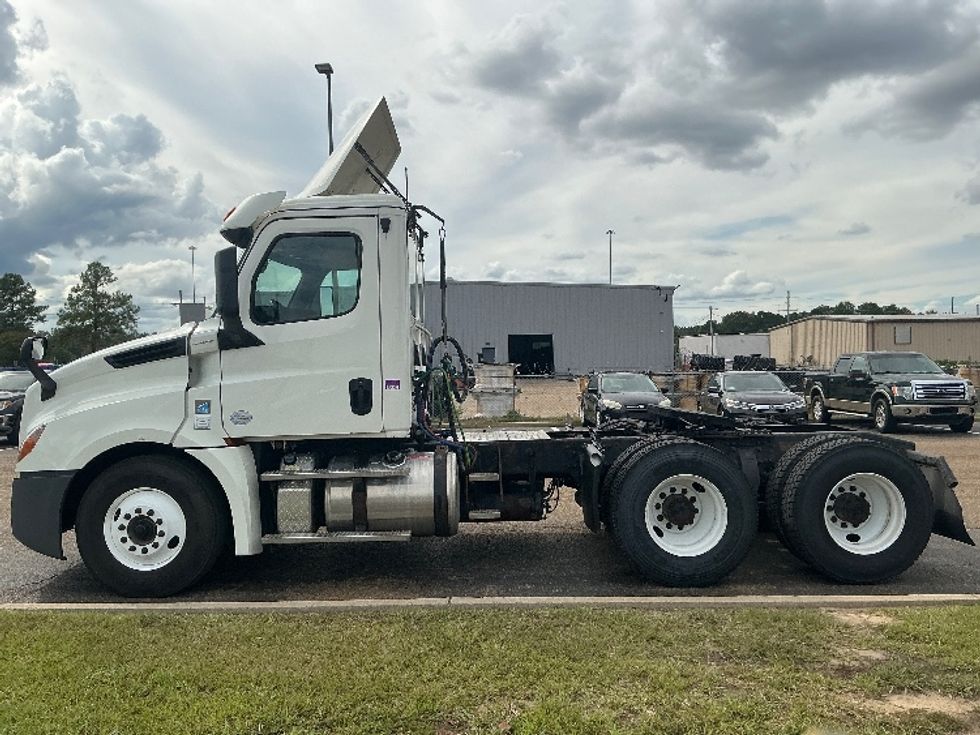 Day Cab Tractor-Heavy Duty Tractors-Freightliner-2019-T12664ST-Richland-MS-429,354\n\t\tmiles-$ 44,500 - Image 4