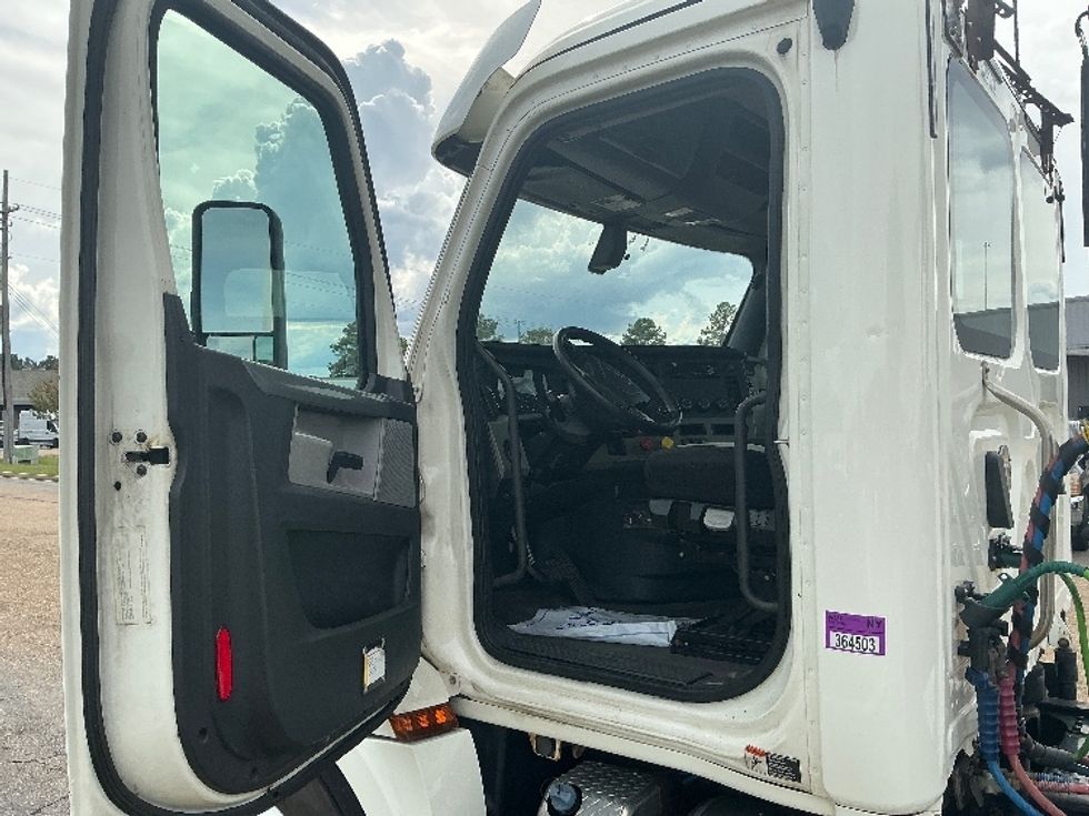Day Cab Tractor-Heavy Duty Tractors-Freightliner-2019-T12664ST-Richland-MS-429,354\n\t\tmiles-$ 44,500 - Image 9