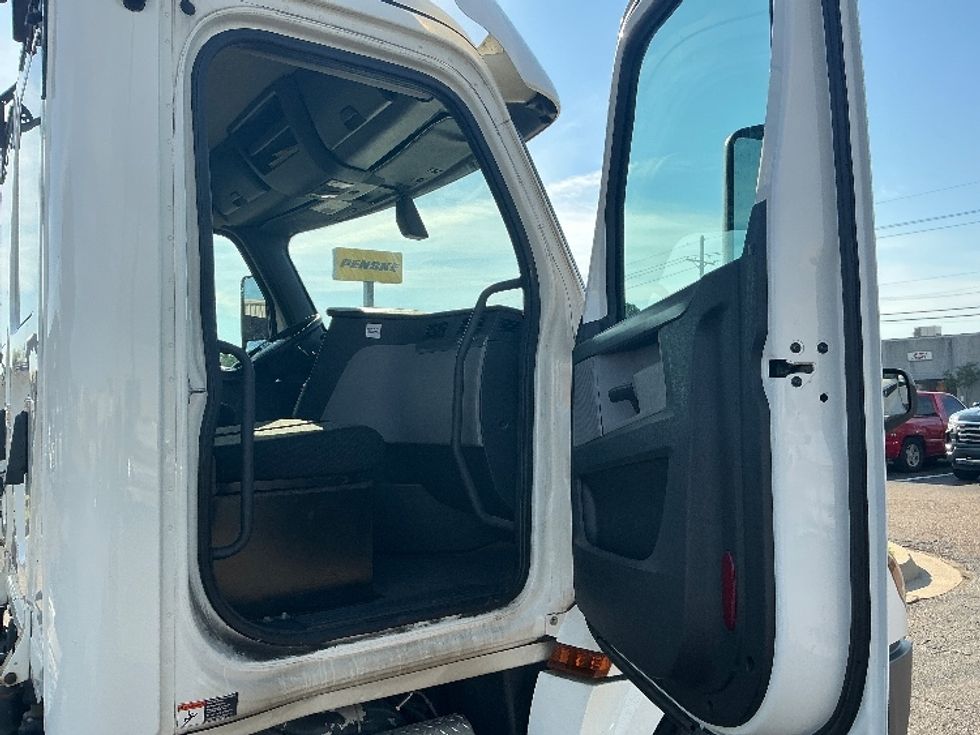 Day Cab Tractor-Heavy Duty Tractors-Freightliner-2019-T12664ST-Richland-MS-465,537\n\t\tmiles-$ 42,500 - Image 12