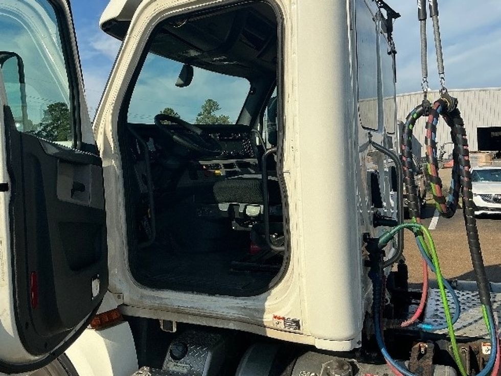 Day Cab Tractor-Heavy Duty Tractors-Freightliner-2019-T12664ST-Richland-MS-465,537\n\t\tmiles-$ 42,500 - Image 9