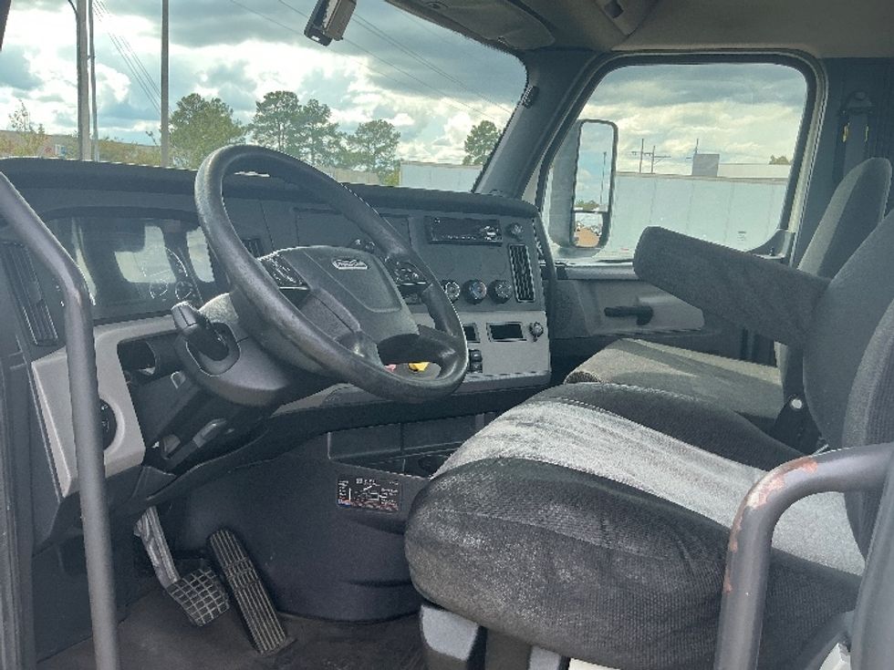 Day Cab Tractor-Heavy Duty Tractors-Freightliner-2019-T12664ST-Richland-MS-509,321\n\t\tmiles-$ 39,500 - Image 10