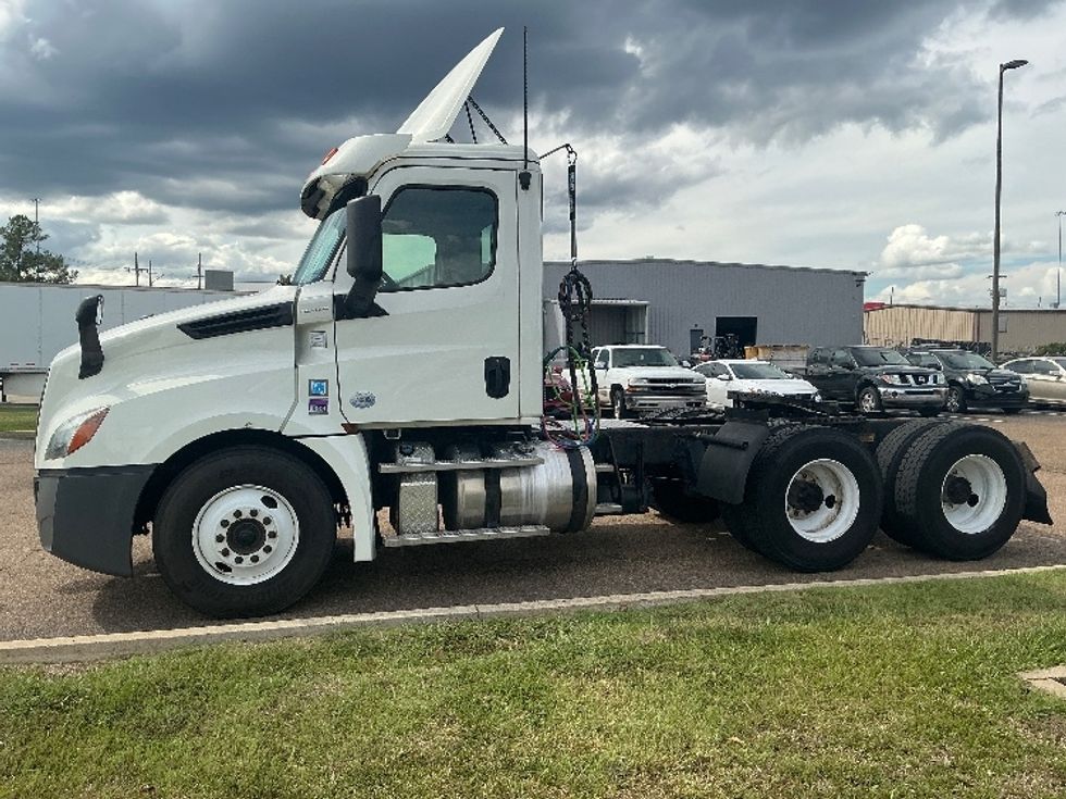 Day Cab Tractor-Heavy Duty Tractors-Freightliner-2019-T12664ST-Richland-MS-509,321\n\t\tmiles-$ 39,500 - Image 4