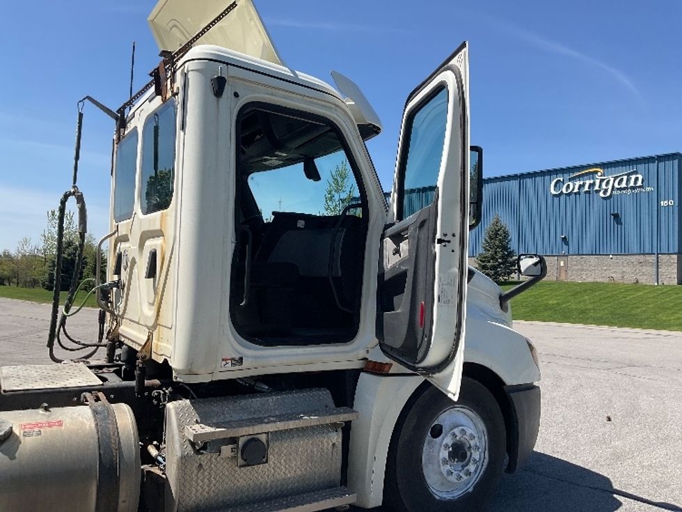Day Cab Tractor-Heavy Duty Tractors-Freightliner-2019-T12664ST-Rochester-NY-191,795\n\t\tmiles-$ 73,000 - Image 12