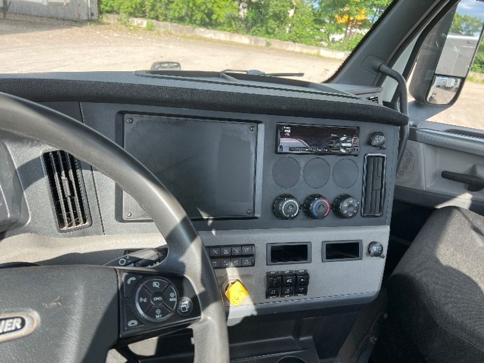 Day Cab Tractor-Heavy Duty Tractors-Freightliner-2019-T12664ST-Rochester-NY-191,795\n\t\tmiles-$ 73,000 - Image 17
