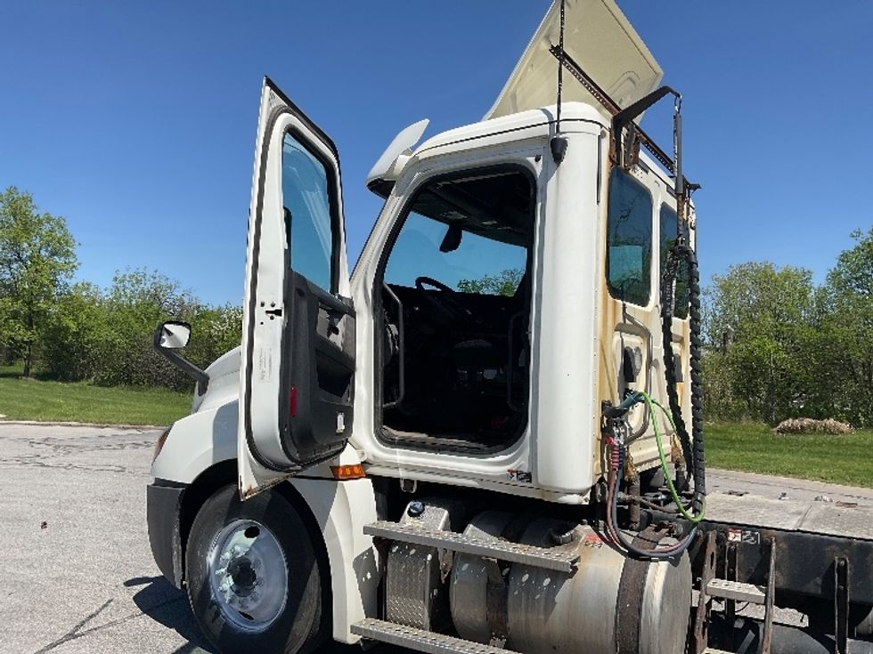 Day Cab Tractor-Heavy Duty Tractors-Freightliner-2019-T12664ST-Rochester-NY-191,795\n\t\tmiles-$ 73,000 - Image 9