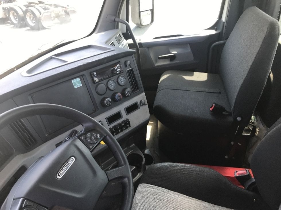 Day Cab Tractor-Heavy Duty Tractors-Freightliner-2019-T12664ST-Rochester-NY-298,961\n\t\tmiles-$ 47,750 - Image 10