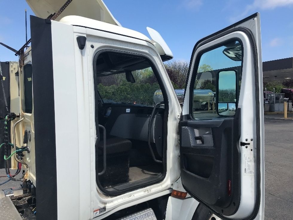Day Cab Tractor-Heavy Duty Tractors-Freightliner-2019-T12664ST-Rochester-NY-298,961\n\t\tmiles-$ 47,750 - Image 12