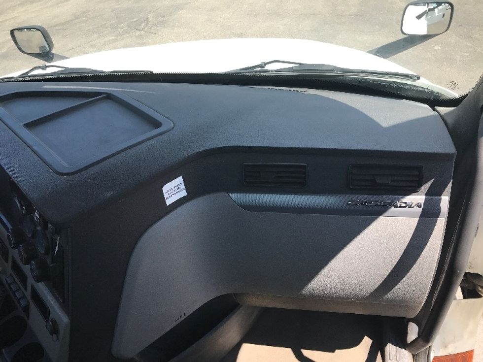 Day Cab Tractor-Heavy Duty Tractors-Freightliner-2019-T12664ST-Rochester-NY-298,961\n\t\tmiles-$ 47,750 - Image 13