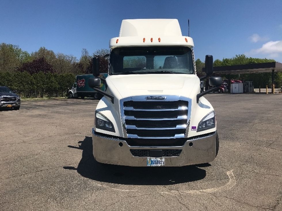 Day Cab Tractor-Heavy Duty Tractors-Freightliner-2019-T12664ST-Rochester-NY-298,961\n\t\tmiles-$ 47,750 - Image 2