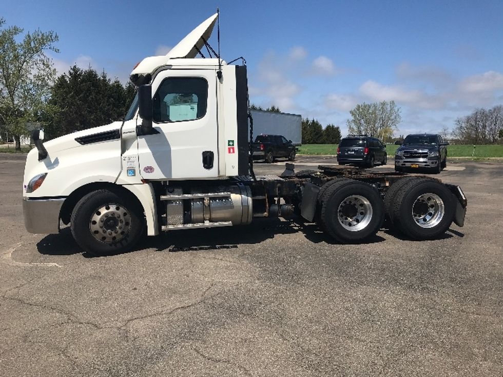 Day Cab Tractor-Heavy Duty Tractors-Freightliner-2019-T12664ST-Rochester-NY-298,961\n\t\tmiles-$ 47,750 - Image 4