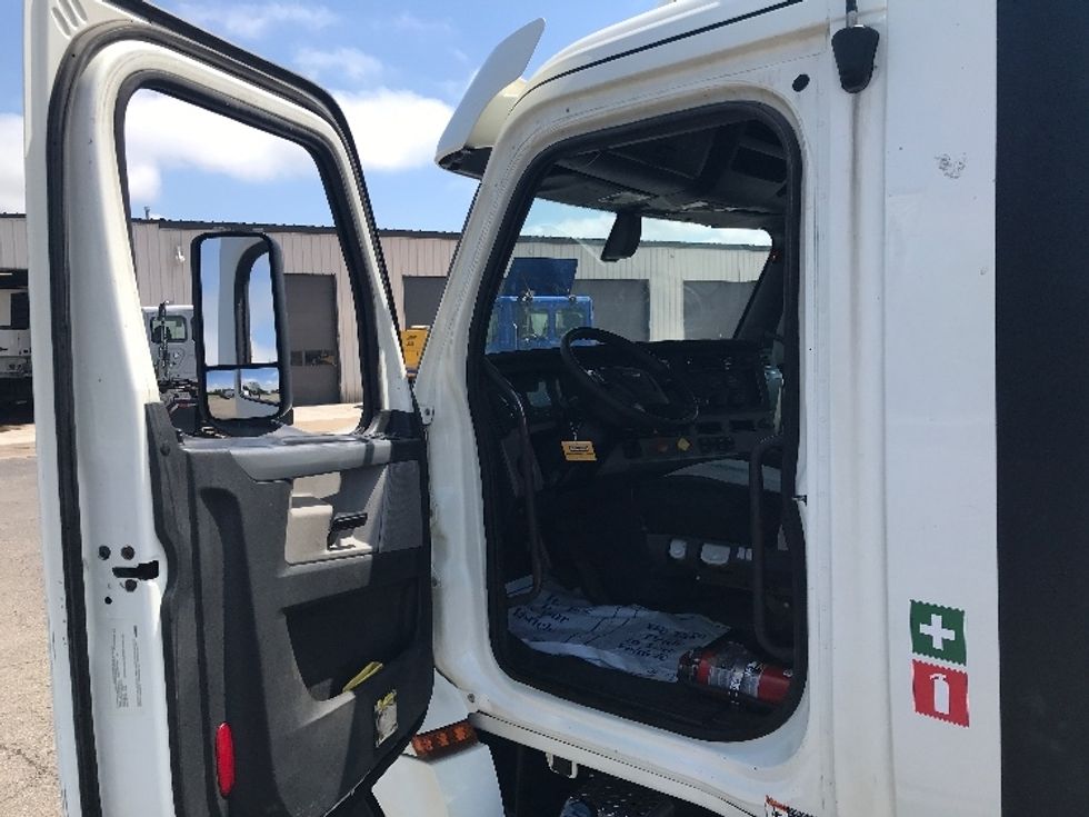Day Cab Tractor-Heavy Duty Tractors-Freightliner-2019-T12664ST-Rochester-NY-298,961\n\t\tmiles-$ 47,750 - Image 9