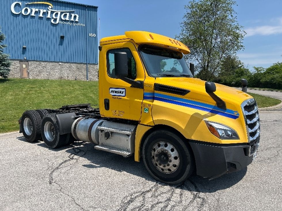 Day Cab Tractor-Heavy Duty Tractors-Freightliner-2019-T12664ST-Rochester-NY-433,045\n\t\tmiles-$ 35,750 - Image 1