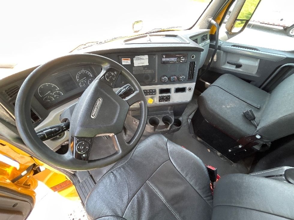 Day Cab Tractor-Heavy Duty Tractors-Freightliner-2019-T12664ST-Rochester-NY-433,045\n\t\tmiles-$ 35,750 - Image 10